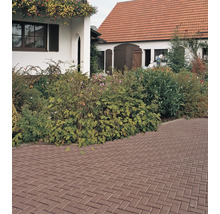 Bestrate binnenplaats met woonhuis en tuin