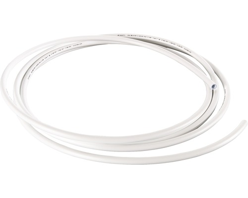 Opgerolde witte kunststof waterslang