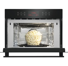 Magnetron met een kom popcorn