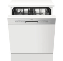 Open witte vaatwasser van Amica met zilverkleurige bediening.
