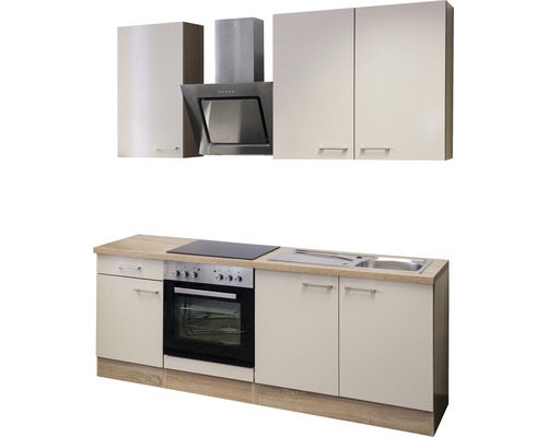 Keuken met bovenkasten, afzuigkap, fornuis en spoelbak.