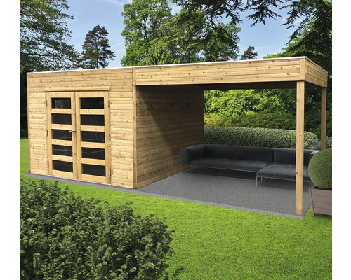 Houten tuinhuis met overdekt terras en zitgelegenheid in de tuin