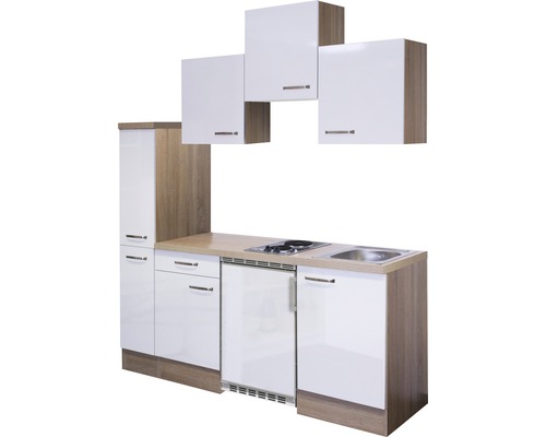 Inbouwkeuken met spoelbak, kookplaat, koelkast en bovenkasten