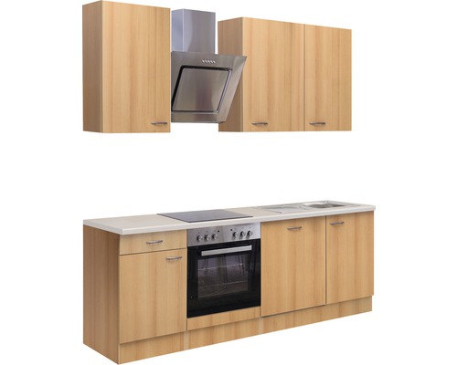 Inbouwkeuken met hangkasten, afzuigkap, gootsteen en fornuis