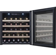 Open wijnkoelkast met houten planken en wijnflessen