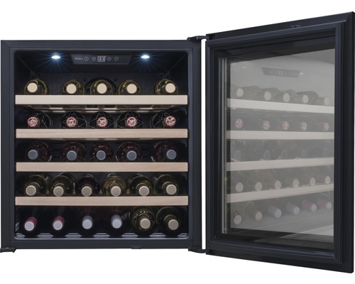 Open wijnkoelkast met houten planken en wijnflessen