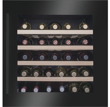 Wijnkoelkast met houten leggers en wijnflessen