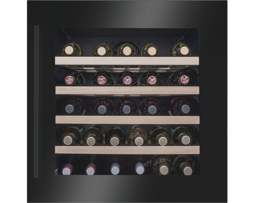 Wijnkoelkast met houten leggers en wijnflessen