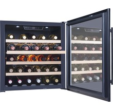 Open wijnkoelkast met meerdere flessen wijn op houten planken