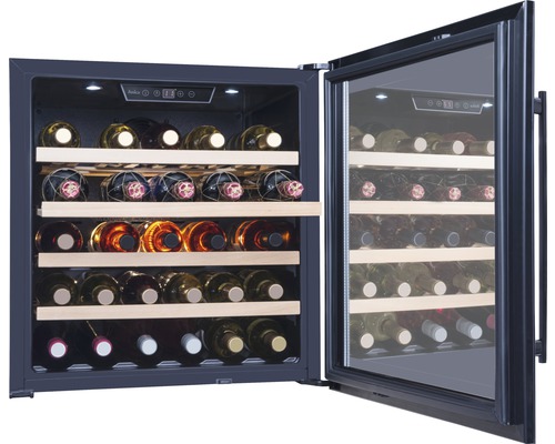 Open wijnkoelkast met meerdere flessen wijn op houten planken