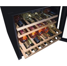 Wijnopslagkast met meerdere flessen op houten planken