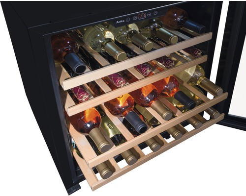 Wijnopslagkast met meerdere flessen op houten planken