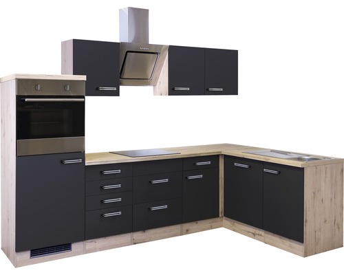 Keuken met kasten, afzuigkap, spoelbak en oven