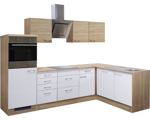 Complete keuken met spoelbak, kookplaat, afzuigkap en oven.