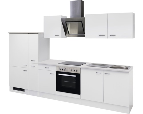 Witte keuken met afzuigkap en elektrische apparaten