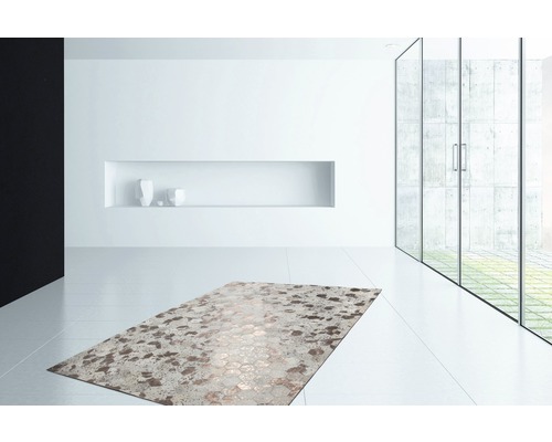 Interieur met modern tapijt op een lichte tegelvloer