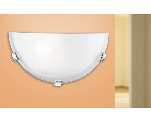 Halfronde wandlamp met chroomkleurige elementen.