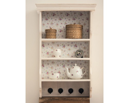 Wandrek met manden, servies en kapstok