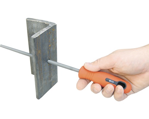 Een ronde vijl wordt door een gat in een metalen hoek geleid