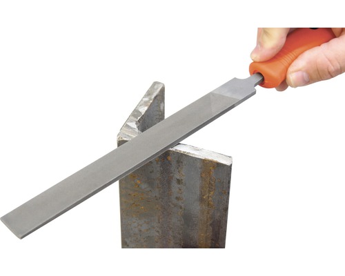 Vlakke vijl bij het bewerken van een stuk metaal