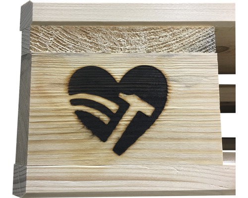 Houten kist met ingebrand hartmotief