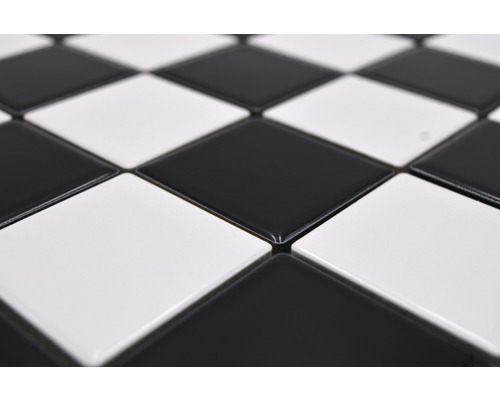 Close-up van vierkante, afwisselend zwarte en witte vloertegels