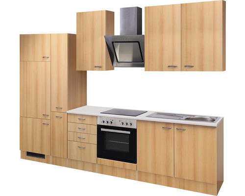 Keuken met bovenkasten, afzuigkap, spoelbak en elektrische apparaten