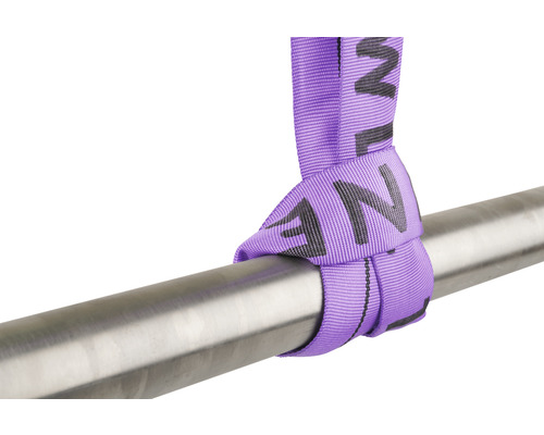 Paarse hijsband om een metalen staaf gewikkeld