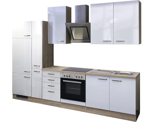 Inbouwkeuken met hoge kasten, afzuigkap, kookplaat, oven en spoelbak