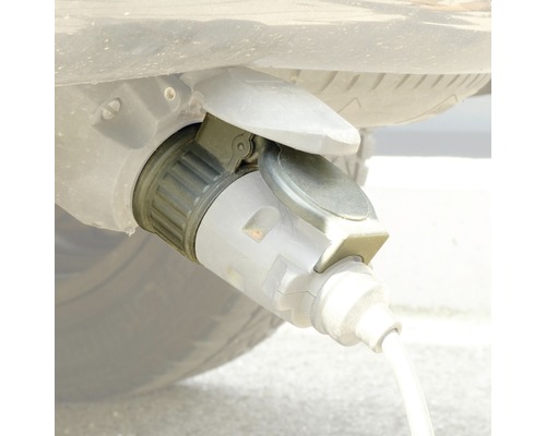 Oplader van een elektrische auto aangesloten op het voertuig