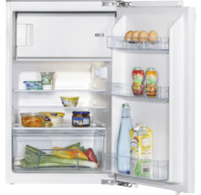 Geopende koelkast gevuld met etenswaren