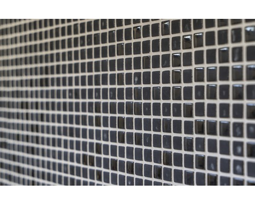 Wandtegels gelegd met kleine vierkante tegels