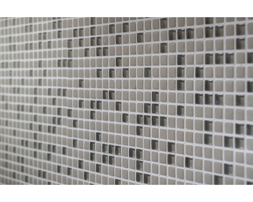 Close-up van een wand met kleine, vierkante mozaïektegels.