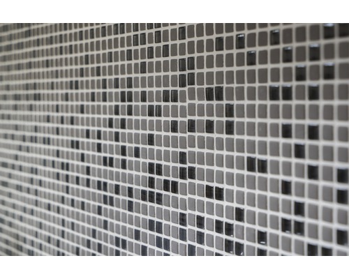 Close-up van een muur met kleine vierkante mozaïektegels.