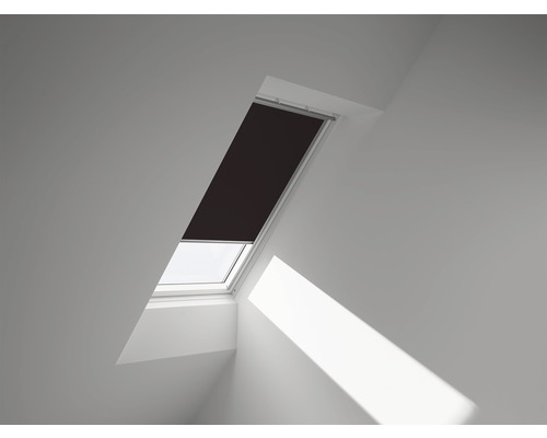 VELUX Rolgordijn verduisterend bediening op zonne-energie DSL C02 4559S donkerbruin Dakvenster met verduisterend rolgordijn in de kamer