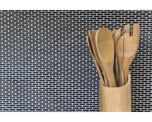 Houten lepels en spatels in een bamboehouder voor een mozaïekwand