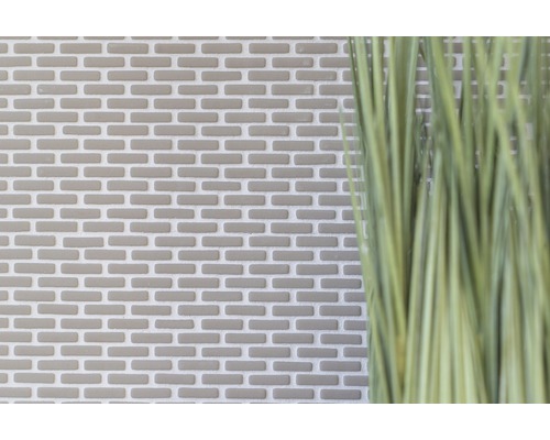 Mozaïektegel in baksteenlook en kunstplant