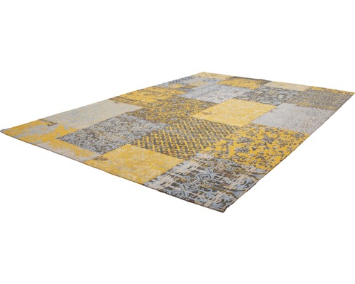 Vloerkleed met geometrisch patchwork ontwerp in verschillende tinten.