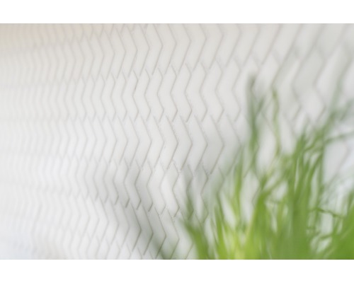 Witte bakstenen muur met visgraatmotief