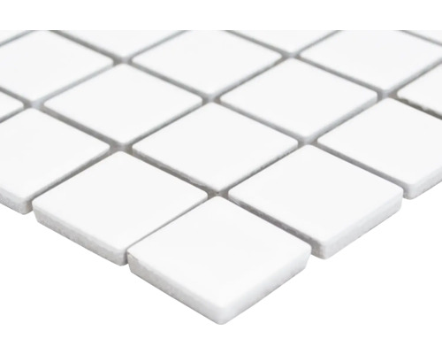 Witte ruitvormige mozaïektegels