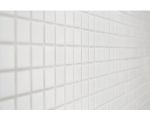 Close-up van een oppervlak met kleine, vierkante tegels