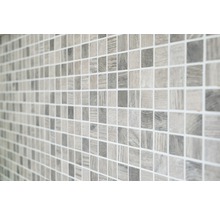 Mozaïektegels met houtlook op de wand