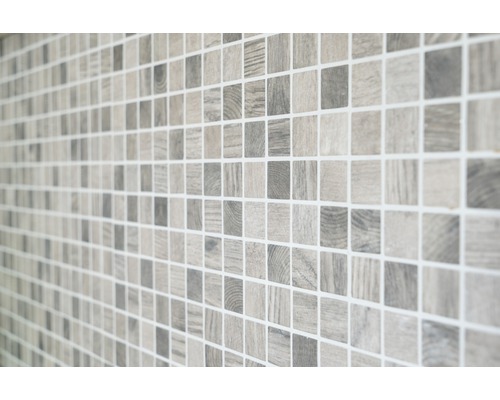 Mozaïektegels met houtlook op de wand