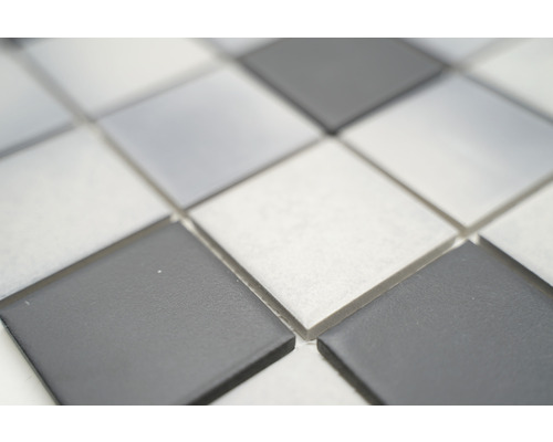 Close-up van keramische mozaïektegels in vierkante vorm