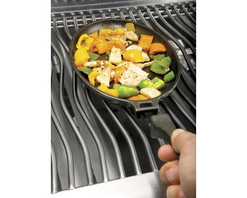 Groentepan met paprika en kip op een barbecue