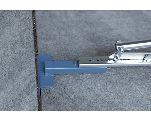 Tegel leveling systeem in gebruik tussen twee tegels