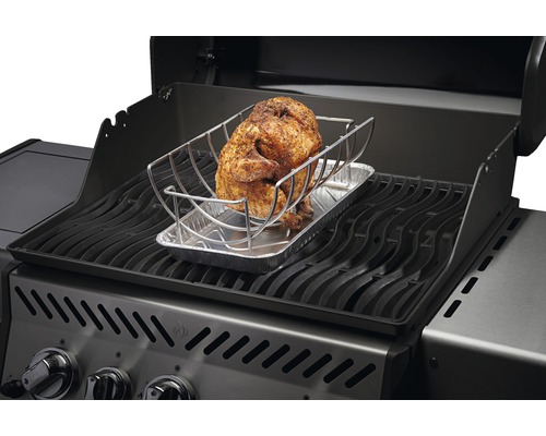 Barbecue met gebraden kippenhouder en aluminium schaal op het grillrooster