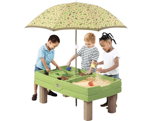 Kinderen spelen aan een groene zand- en watertafel met een parasol