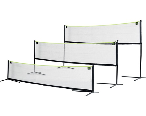 Drie badmintonnetten van verschillende hoogtes met zwarte frames en netten op metalen voeten