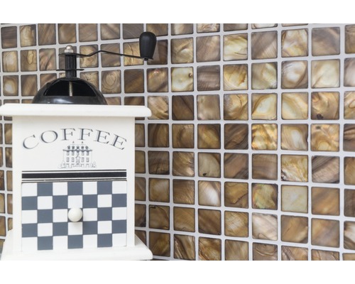 Decoratieve koffiemolen met tegelachtergrond